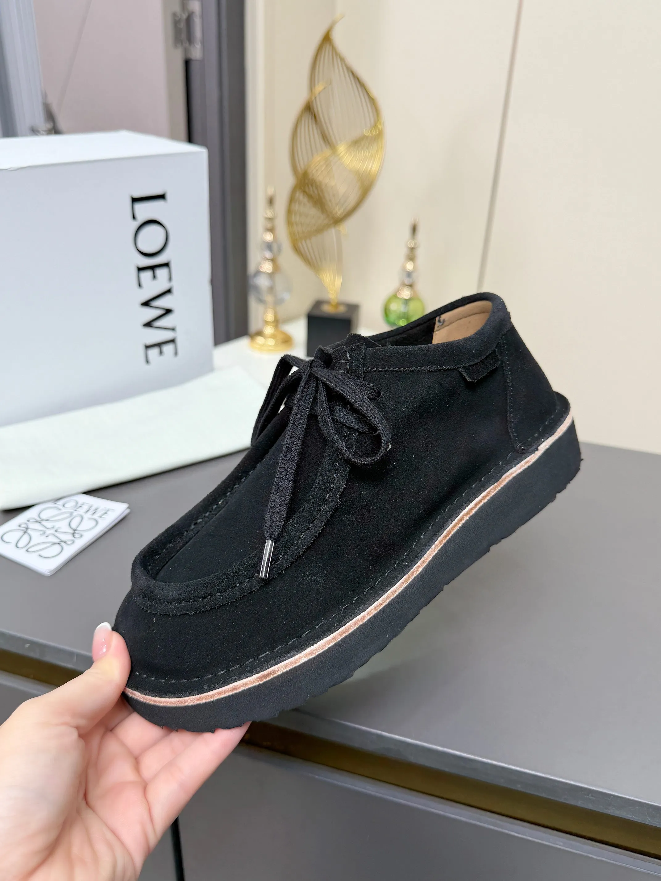 👟👟Ex-factory price 560👟👟 LOEWE·Loewe's latest kangaroo shoes, split cow leather, suede cow leather, thick-soled lace-up casual shoes, lace-up retro British style, from design to texture, allowing you to easily have a high-end luxury wearing experience. The upper is made of imported high-mercerized smooth cow suede. The delicate texture has a natural velvet-like sheen. Every inch exudes low-key sophistication. It is matched with the light-feeling EVA foam outsole. The 3-centimeter heel height is just right. It not only quietly elongates the body shape, but also brings the comfort of walking on the ground! The original version was purchased and developed, and the details are well handled. It is worth owning. It has a unique fashionable and trend-leading style. It is highly recommended to stock up. The shoe style is great, the leather is soft and comfortable, very comfortable on the feet and easy to match. ✦Fabric: imported high mercerized cowhide ✦Lining: no lining ✦Outsole: original EVA foam outsole ✦Number of sizes: women's size: 35#-40# (TT)